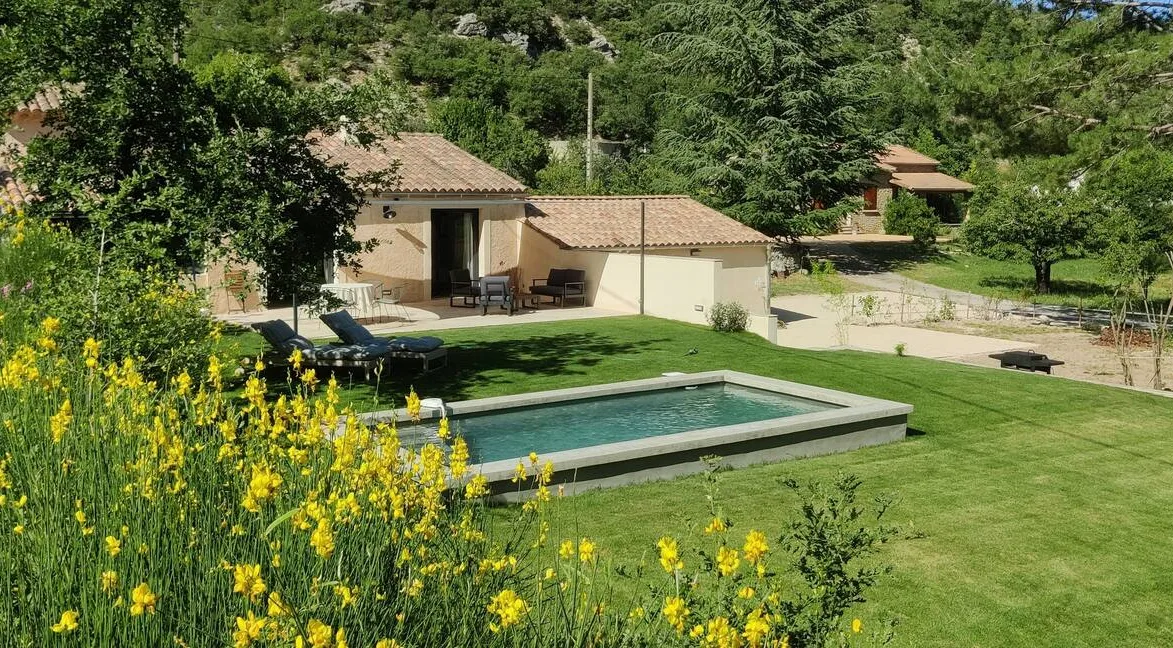 Beau jardin dans la nature