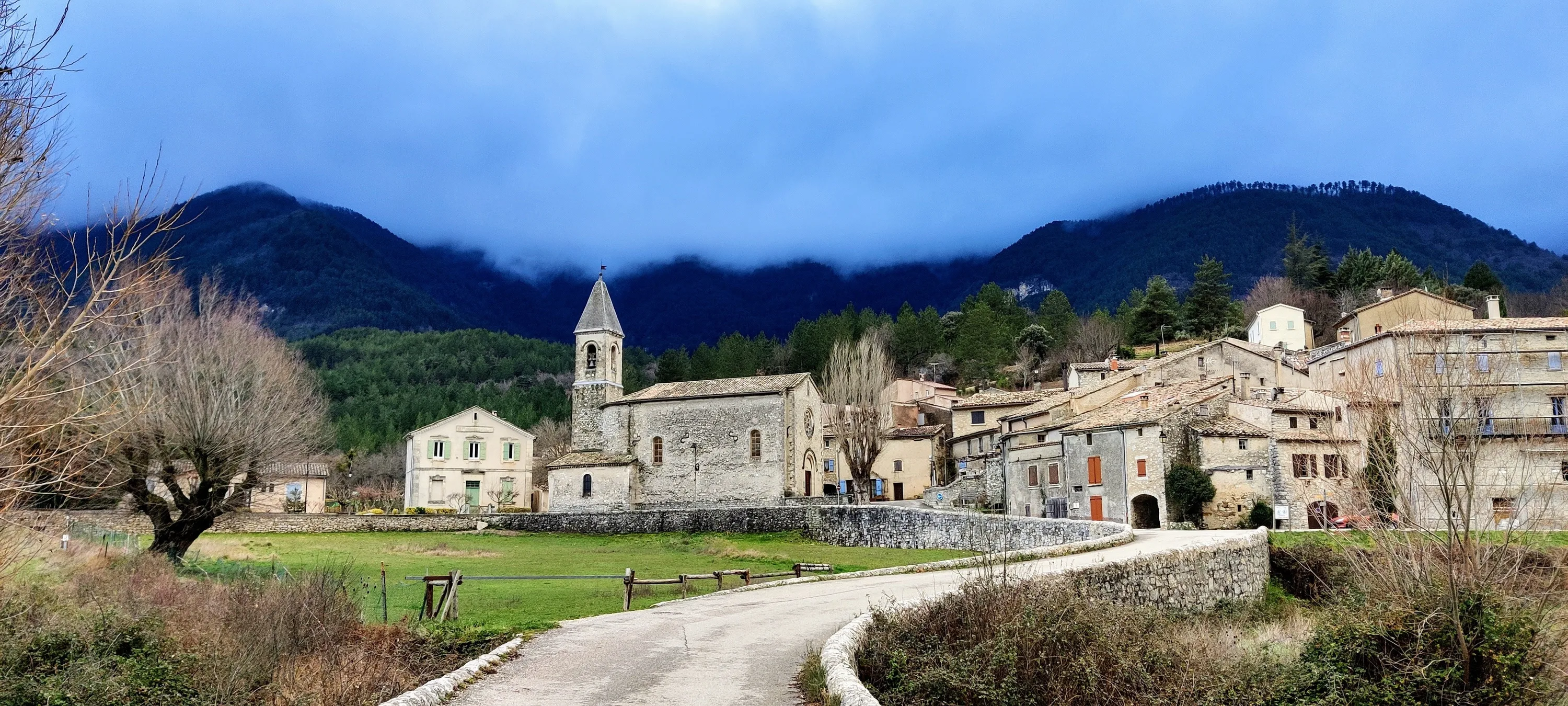village dans la nature